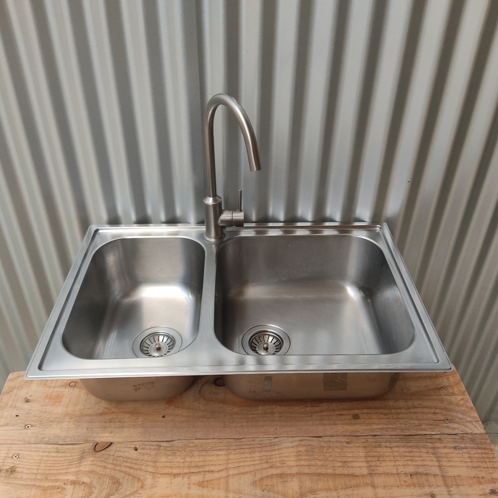 Evier inox avec robinetterie